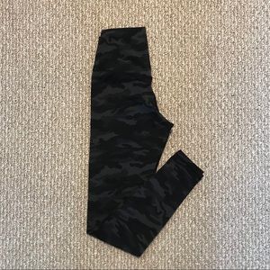 ColorfulKoala Deep Grey Camo Pattern Legging XS